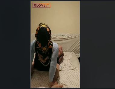 Başörtülü kucakta siktiriyor