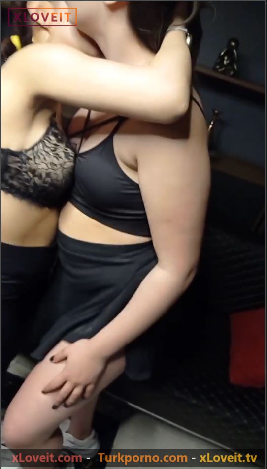 Lezbiyen sevişme ayak üstü biri türbanlı